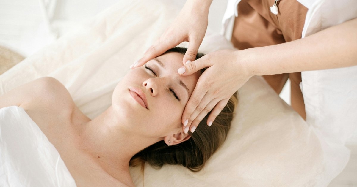 Massage mặt trẻ hóa làn da - Bí quyết trẻ hóa sức khỏe và sắc đẹp
