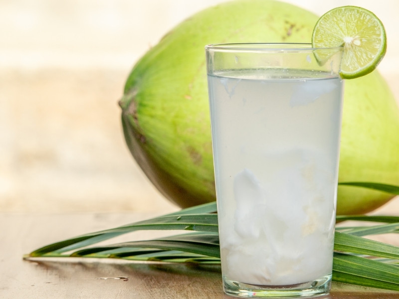 Nước dừa giúp làm mịn da