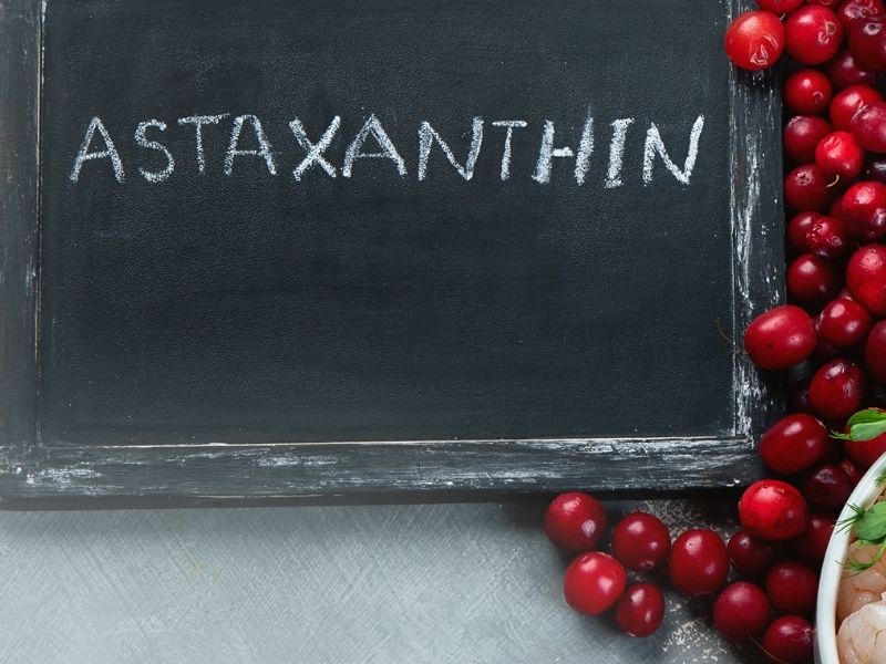 Tìm hiểu Astaxanthin là gì, ta biết đây là một sắc tố đỏ tự nhiên thuộc nhóm carotenoid