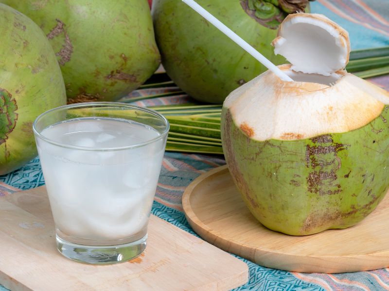 Bổ sung nước dừa giúp cân bằng trở lại tỷ lệ natri – kali, từ đó có thể hỗ trợ hạ huyết áp tự nhiên