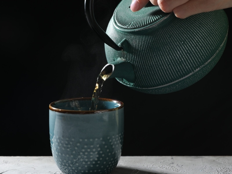 Cách nấu lá trà xanh tươi chuẩn là phải đậy nắp khi nấu giúp giữ mùi thơm