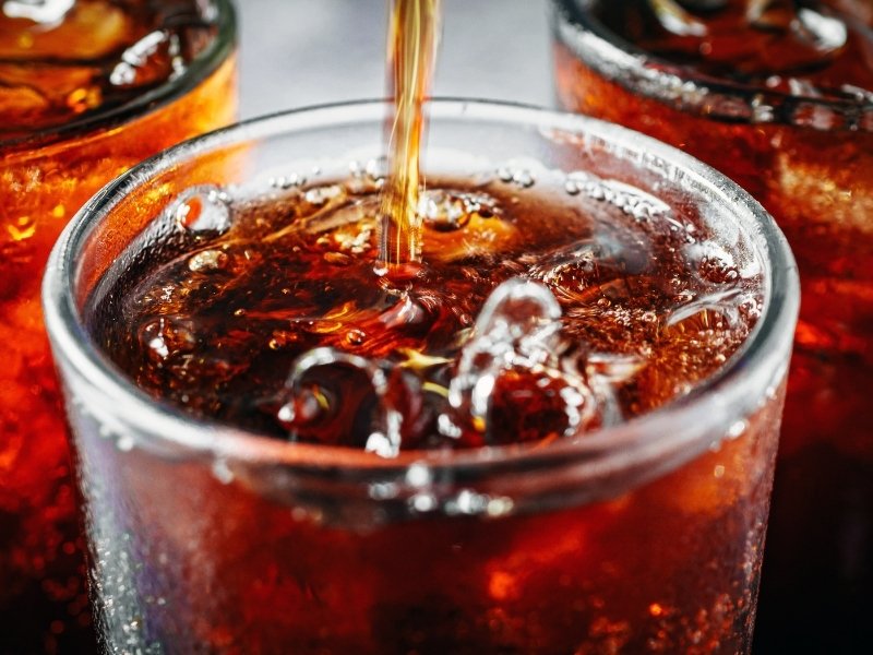 Cần tránh hoàn toàn nước ngọt, nước tăng lực, rượu bia vì ảnh hưởng trực tiếp đến tế bào gan