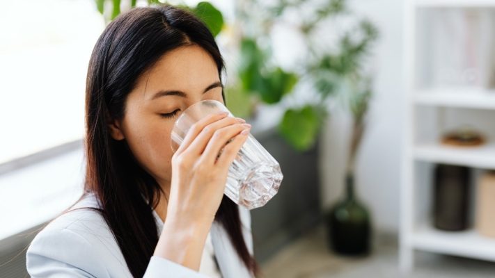 Sáng ngủ dậy uống bao nhiêu nước là đủ