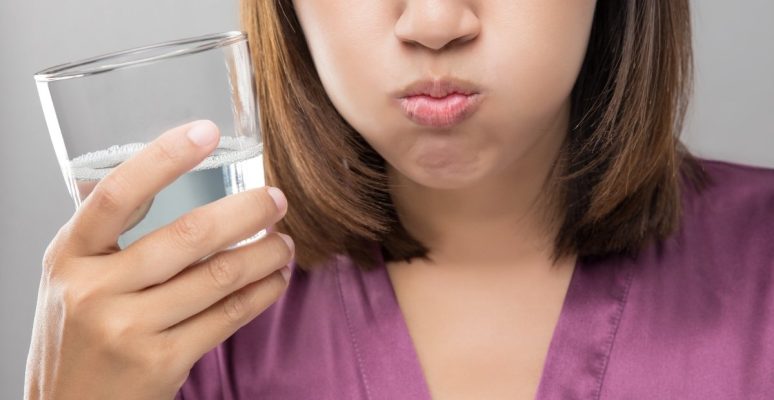 Súc miệng bằng nước muối