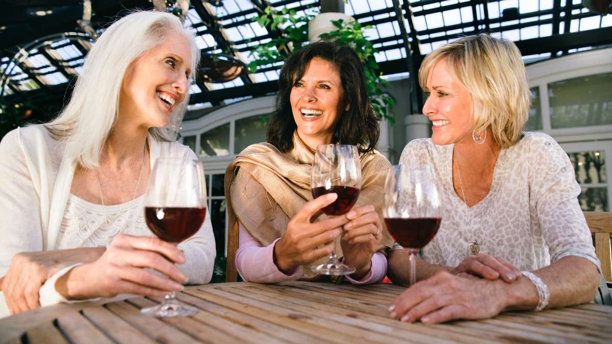 Tiền mãn kinh nên ăn gì? Gợi ý thực phẩm vàng cho phụ nữ U50