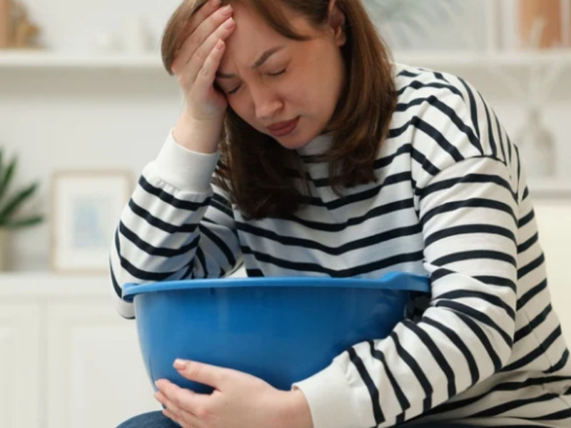 Tìm hiểu nhức đầu mắc ói là bị gì, triệu chứng phổ biến là đau vùng đỉnh đầu, trán, sau gáy...và cảm giác buồn nôn