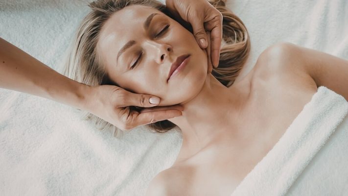 Bấm huyệt trẻ hóa khuôn mặt tự nhiên, giúp da trẻ lâu sáng hồng